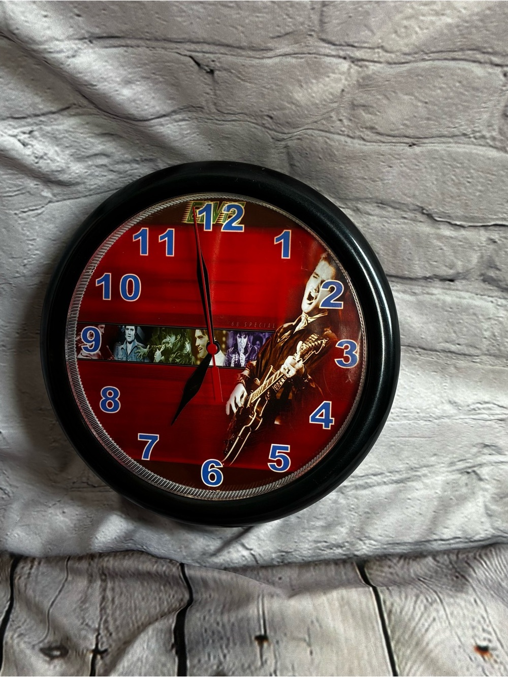 Elvis Presley The King of‎ Rock and Roll 9.5” Round Plastic Battery Wall Clock